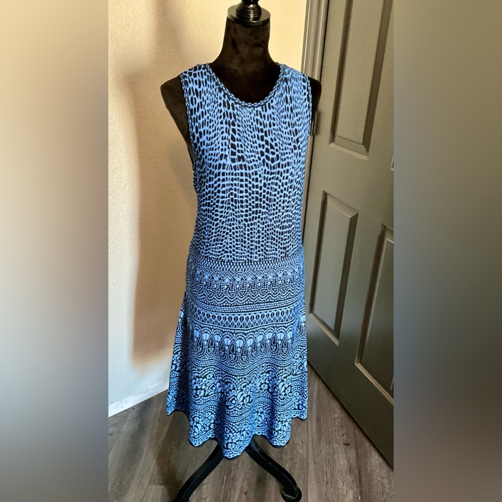 Very cute dress, great for work. Size Medium.